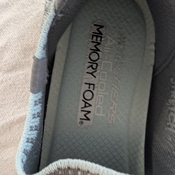 Skechers Gray and White Sneakers with Breathable Mesh and Slip-On Design - Picture 3 of 4